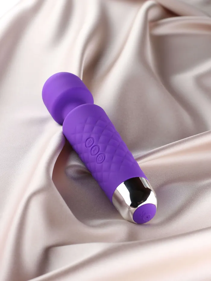 Vibrators Edonista Edonista Ada TravelSize Wand in Purple